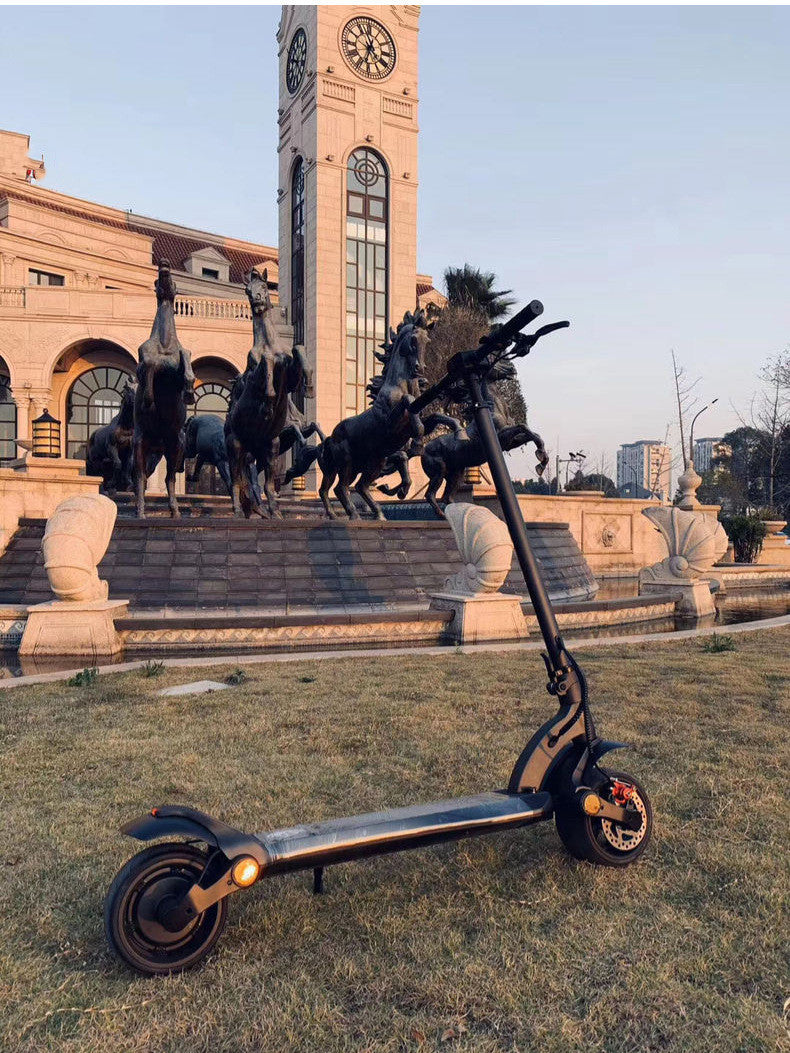 Faltbarer Roller mit Doppelantrieb und breiten Reifen